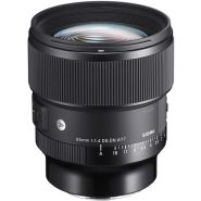لنز Sigma 85mm f/1.4 DG DN نمای سه‌ربع از جلو